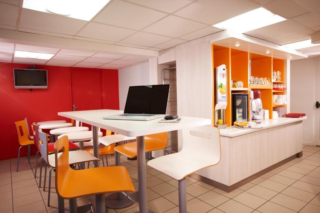 Premiere Classe Lyon Est Aeroport Saint Exupery Saint-Laurent-de-Mure Exterior foto